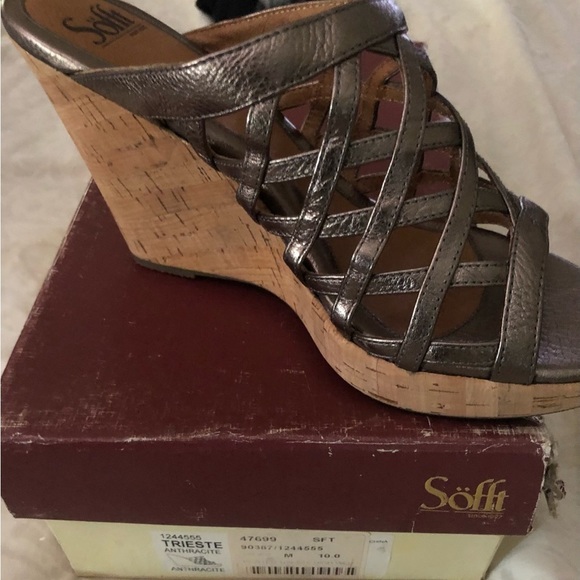 Sofft size 10 silver metallic open toe platform wedge w/ box like new - Picture 5 of 12
